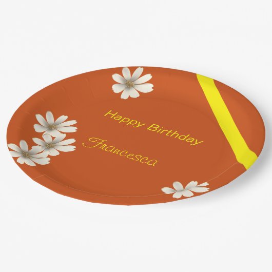 オレンジ色のバックグラウンドの誕生日を持つ白色フローラ ペーパープレート (アングル)