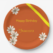 オレンジ色のバックグラウンドの誕生日を持つ白色フローラ ペーパープレート (正面)