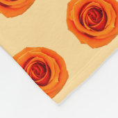 オレンジ色のバラフラワーシームレスパターン フリースブランケット (角)