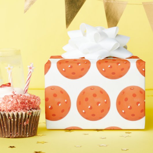 オレンジ色のピックボールが白 ラッピングペーパー (誕生日パーティー)