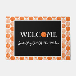 オレンジ色のピックボール、キッチンから離れて ドアマット