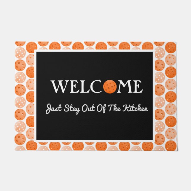 オレンジ色のピックボール、キッチンから離れて ドアマット (正面)