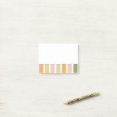 オレンジ色のピンク金ゴールドと緑のストライプ ポストイット (デスク上)