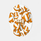 オレンジ色のホワイトバレーボールとアスリート名記念 メタルオーナメント (正面左)