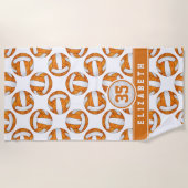 オレンジ色のホワイトバレーボールクラブカラー ビーチタオル (正面)