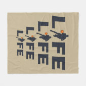 オレンジ色のボールでドリブルするバスケットボール選手 フリースブランケット (正面(横))