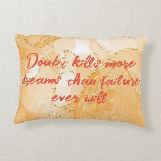 オレンジ色のモノグラムと金ゴールドの疑いが多くの夢を殺す アクセントクッション (裏面)