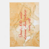 オレンジ色のモノグラムと金ゴールドの疑いが多くの夢を殺す キッチンタオル (縦)
