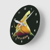 オレンジ色のユリの花のオーダーメイド ラウンド壁時計 (傾斜)