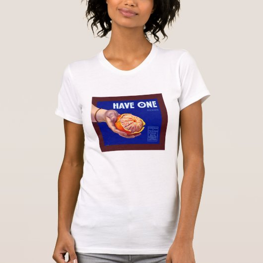オレンジ色のヴィンテージラベルを1つ持つ Tシャツ (正面)