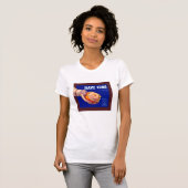 オレンジ色のヴィンテージラベルを1つ持つ Tシャツ (正面フル)