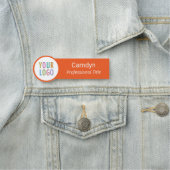 オレンジ色の丸型スタッフネームタグ会社のロゴ 名札 (インサイチュ)