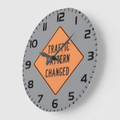 オレンジ色の交通パターン変更道路警告標識 ラージ壁時計 (傾斜)