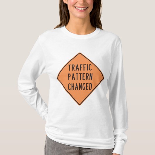 オレンジ色の交通パターン変更道路警告標識 Tシャツ (正面)