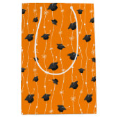 オレンジ色の卒業キャップとリボン ミディアムペーパーバッグ (正面)