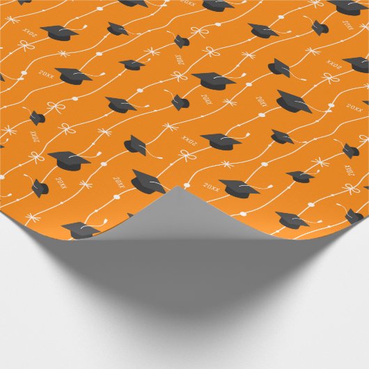 オレンジ色の卒業キャップとリボン ラッピングペーパー (角)