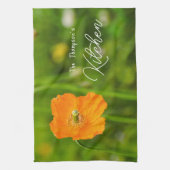 オレンジ色の咲くポピーの花オン緑の名前をカスタムする キッチンタオル (縦)