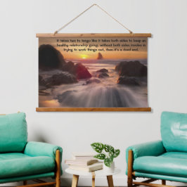 オレンジ色の夕日が海の上 吊り下げ型タペストリー