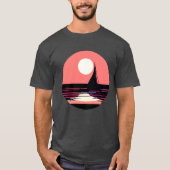 オレンジ色の夕日に浮かぶ帆船のシルエット Tシャツ (正面)