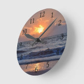 オレンジ色の夕日の海 ラウンド壁時計 (傾斜)