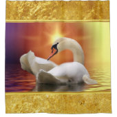 オレンジ色の夕焼けが湖に浮かぶ白いスワン シャワーカーテン (正面)