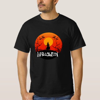 オレンジ色の夕焼けと月のあるハロウィンの魔女のシルエット Tシャツ
