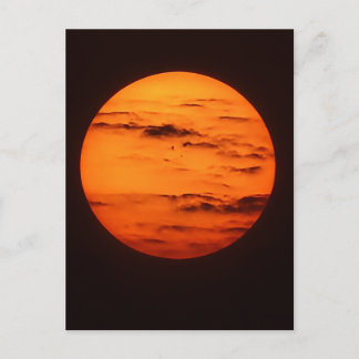 オレンジ色の太陽と雲の自然アート ポストカード