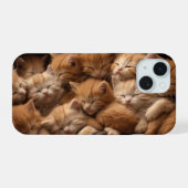 オレンジ色の子猫が山になって寝ている iPhone 15ケース (裏面横)