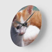 オレンジ色の子猫の写真 ラウンド壁時計 (傾斜)