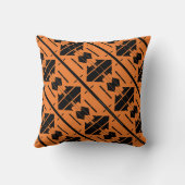 オレンジ色の対角に黒の繰り返し小さい図形 クッション (裏面)