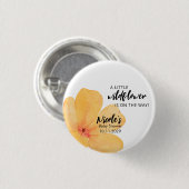 オレンジ色の小さな野の花 オン・ザ・ウェイ ベイビーシャワー 缶バッジ (正面&裏面)