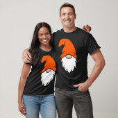 オレンジ色の帽子をかぶったクリスマス・グノーム Tシャツ (ユニセックス)