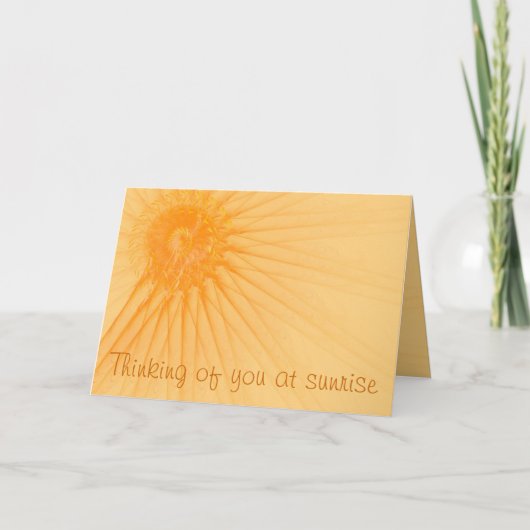 オレンジ色の抽象的な太陽のフラクタル デザインを背景にした、美しいサンライズのカードカバーコンセプト カード (正面)