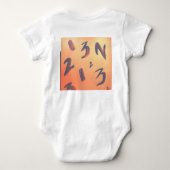 オレンジ色の数字のデザインベビースーツ。 ベビーボディスーツ (裏面)