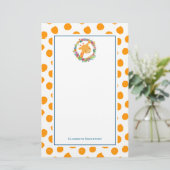 オレンジ色の斑点にフローラリースを持つキリン 便箋 (スタンド正面)