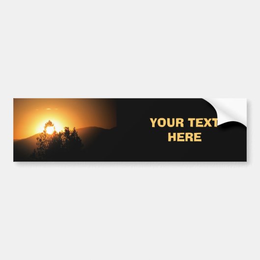 オレンジ色の日没と木のカスタマイズ バンパーステッカー (正面)