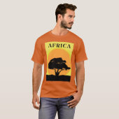 オレンジ色の日没に対するアフリカのアカシアツリー Tシャツ (正面フル)