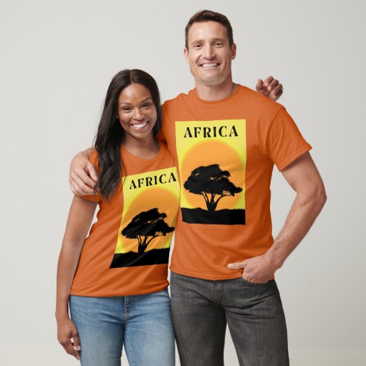 オレンジ色の日没に対するアフリカのアカシアツリー Tシャツ (ユニセックス)