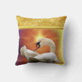 オレンジ色の日没のある湖の白い白鳥 クッション (裏面)