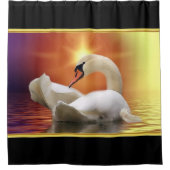 オレンジ色の日没のある湖の白い白鳥 シャワーカーテン (正面)