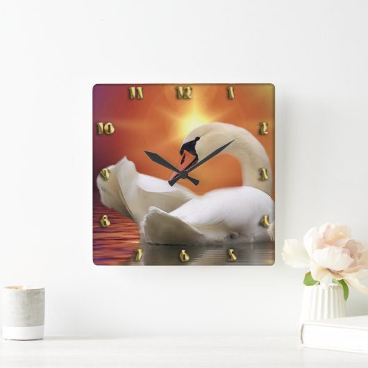 オレンジ色の日没のある湖の白い白鳥 スクエア壁時計 (ホーム)