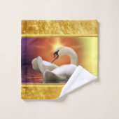 オレンジ色の日没のある湖の白い白鳥 バスタオルセット (ウォッシュタオル)