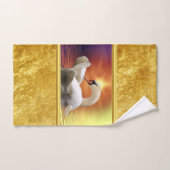 オレンジ色の日没のある湖の白い白鳥 バスタオルセット (ハンドタオル)