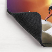 オレンジ色の日没のある湖の白い白鳥 マウスパッド (コーナー)