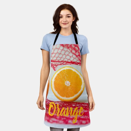 オレンジ色の果実でビーガンとベゲアトリア エプロン (着用した状態)