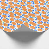 オレンジ色の果実：絶妙な青の曲がったパターン。 ラッピングペーパー (角)