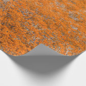 オレンジ色の森林ビュー。オレンジ色の葉の背景。秋 ラッピングペーパー (角)