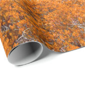 オレンジ色の森林ビュー。オレンジ色の葉の背景。秋 ラッピングペーパー (ロールコーナー)