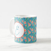 オレンジ色の水彩画の水仙の花模様のイニシャル コーヒーマグカップ (正面左)