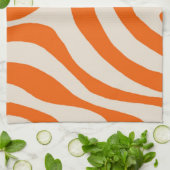 オレンジ色の液体スワール流ストライプ溝状Y2Kパターン キッチンタオル (折り畳み)